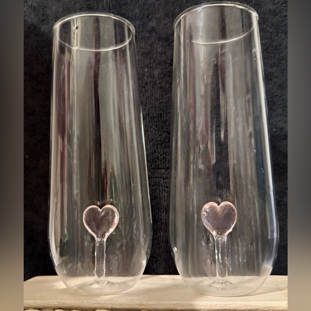 2 champagne glasses with pink hearts. 12oz